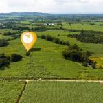 แปลงนี้ตั้งอยู่บนถนนลาดยางสายหลัก เดินทางสะดวก  รายล้อมด้วยรีสอร์ตและพูลวิลล่าชื่อดัง