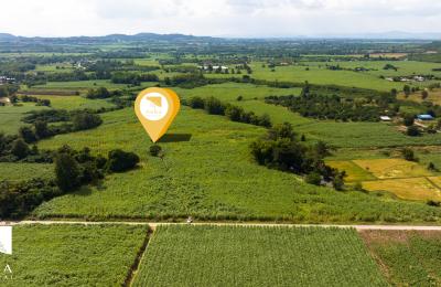 แปลงนี้ตั้งอยู่บนถนนลาดยางสายหลัก เดินทางสะดวก  รายล้อมด้วยรีสอร์ตและพูลวิลล่าชื่อดัง